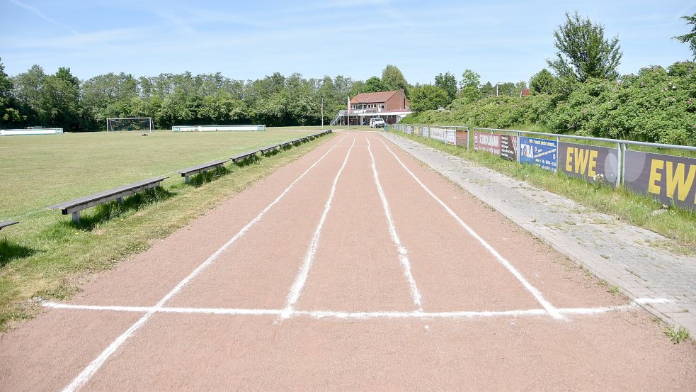 Auf den Geraden wurden Laufbahnen für Kurzstreckenlauf markiert. Foto: Thomas Dirks