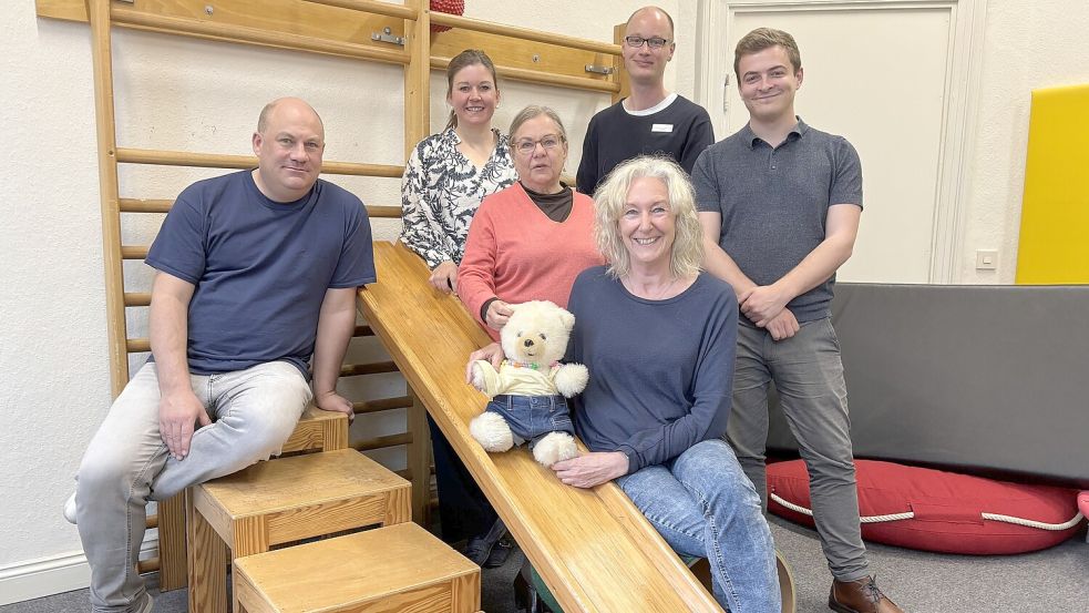 Im Einsatz für die Früherkennungsteams: Dr. Sebastian Brückel (von links, medizinischer Leiter Gesundheitsamt), Antke Pahl (Physiotherapeutin aus Südbrookmerland), Bärbel Hoffmann (Logopädin und Mitglied des Teams aus Norden), Folkmar Willers (Leiter Gesundheitsamt), Christian Grampes (Psychologe) und vorne sitzend Imke Everwien (Logopädin). Foto: Christin Wetzel