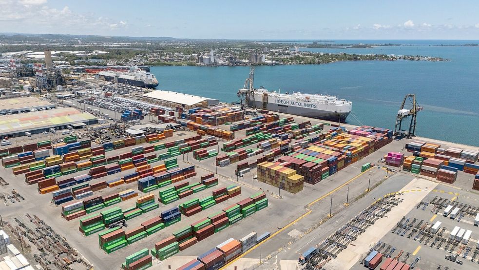 Auf Puerto Rico (USA) sind Container im Hafen von San Juan gestapelt. Foto: Alejandro Granadillo/AP/dpa