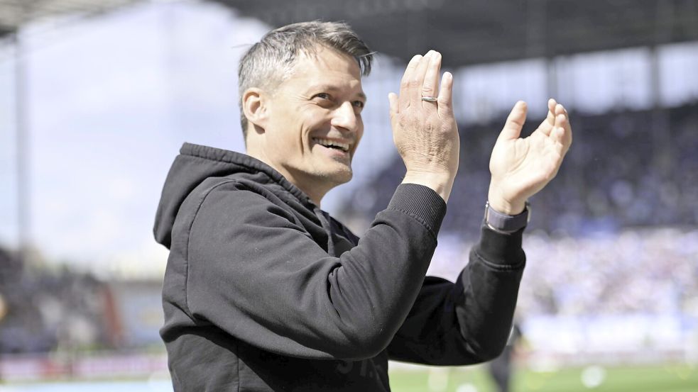 Alexander Blessin trainiert den FC St. Pauli. Foto: Imago