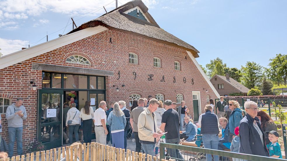 Das Interesse war groß: Zahlreiche Besucher wollten sehen, was aus dem historischen Gulfhof geworden ist. Foto: Werner Jürgens
