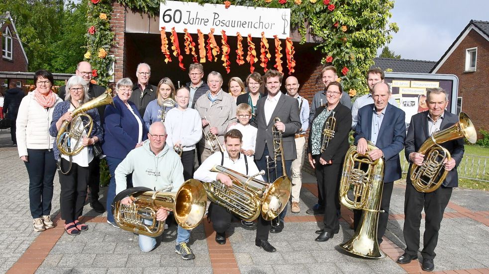 Das 60-jährige Bestehen ihres Chores feierten die Rechtsupweger Bläser. Besonders geehrt wurden unter anderem die Brüder Harm (von rechts) und Peter Memenga. Foto: privat