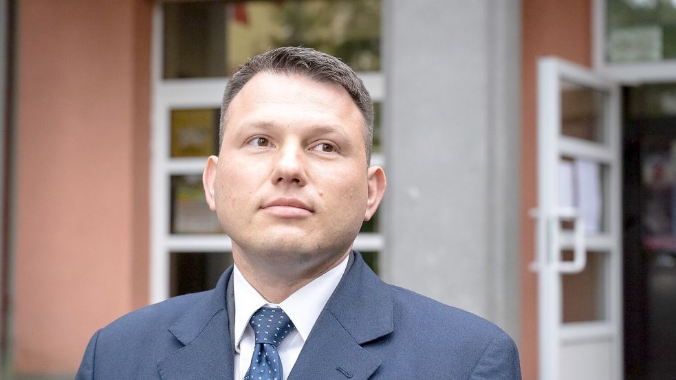 Der rechtsradikale polnische Präsidentschaftskandidat Slawomir Mentzen, der als Drittplatzierter nach der ersten Wahlrunde ausgeschieden ist, will Einfluss auf die Stichwahl nehmen. (Archivbild) Foto: Tytus Zmijewski/PAP/dpa