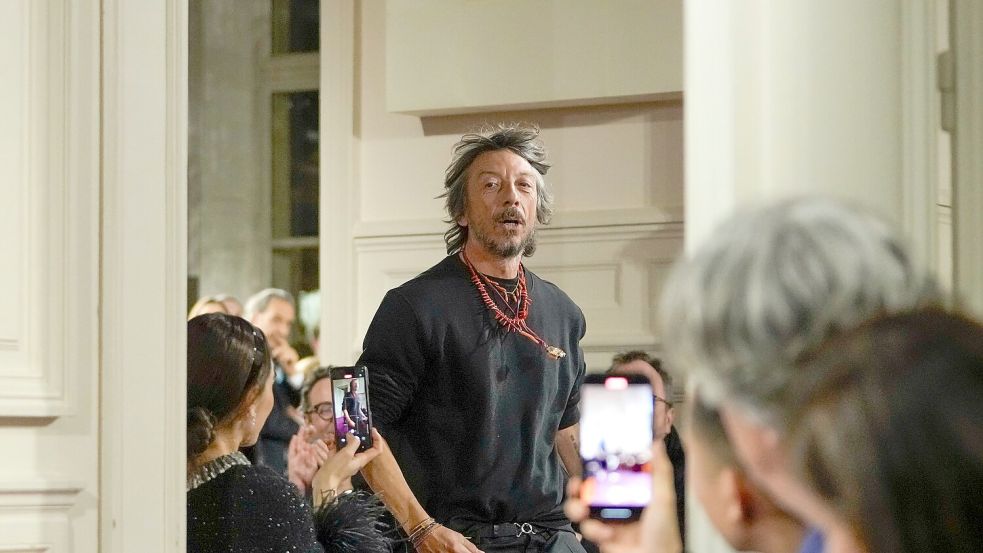 Pierpaolo Piccioli (56) war über zwei Jahrzehnte bei Valentino tätig. (Archivbild) Foto: Thibault Camus/AP/dpa