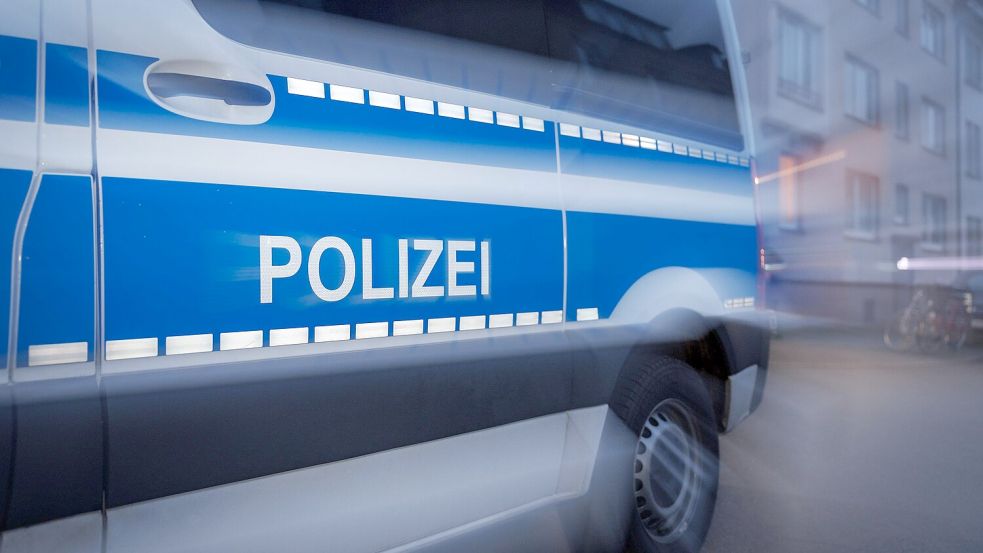 In Bremen hat ein Mann mit einer Eisenstange die Heckscheibe eines Polizeiwagens eingeschlagen. Foto: Friso Gentsch/dpa