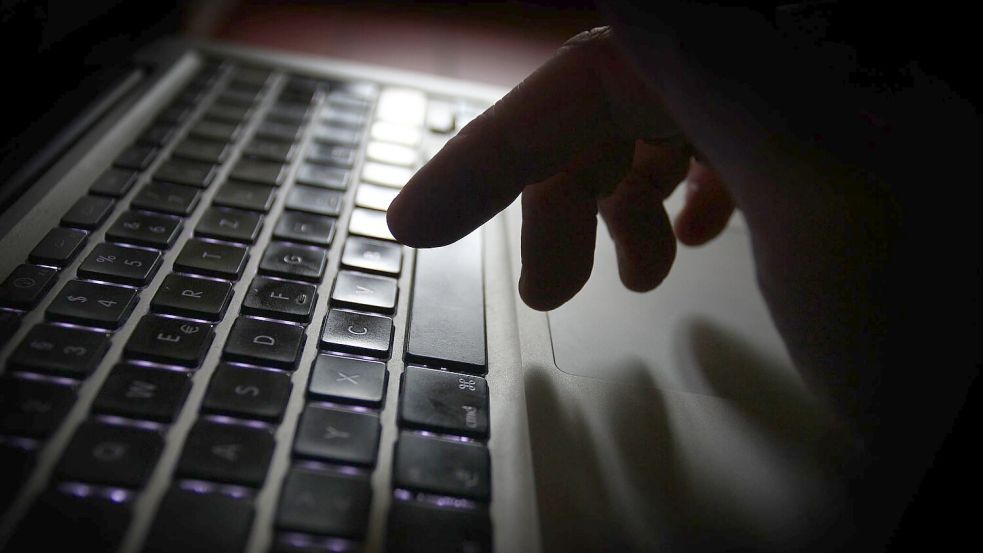 Kinder und Jugendliche sind den Gefahren im Internet oft schutzlos ausgeliefert. Foto: Karl-Josef Hildenbrand/dpa