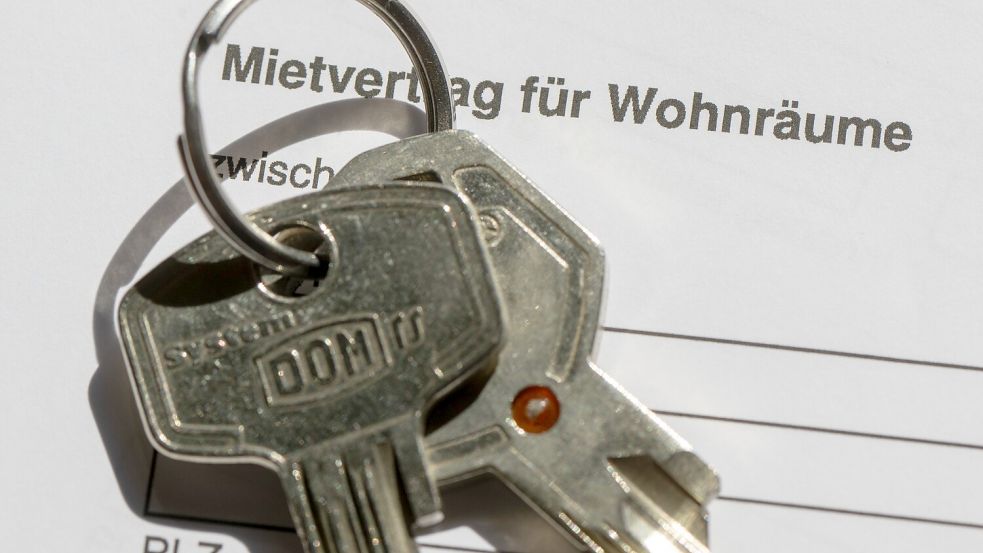 Schlüssel und Mietvertrag für eine Wohnung. Foto: Sebastian Kahnert/DPA