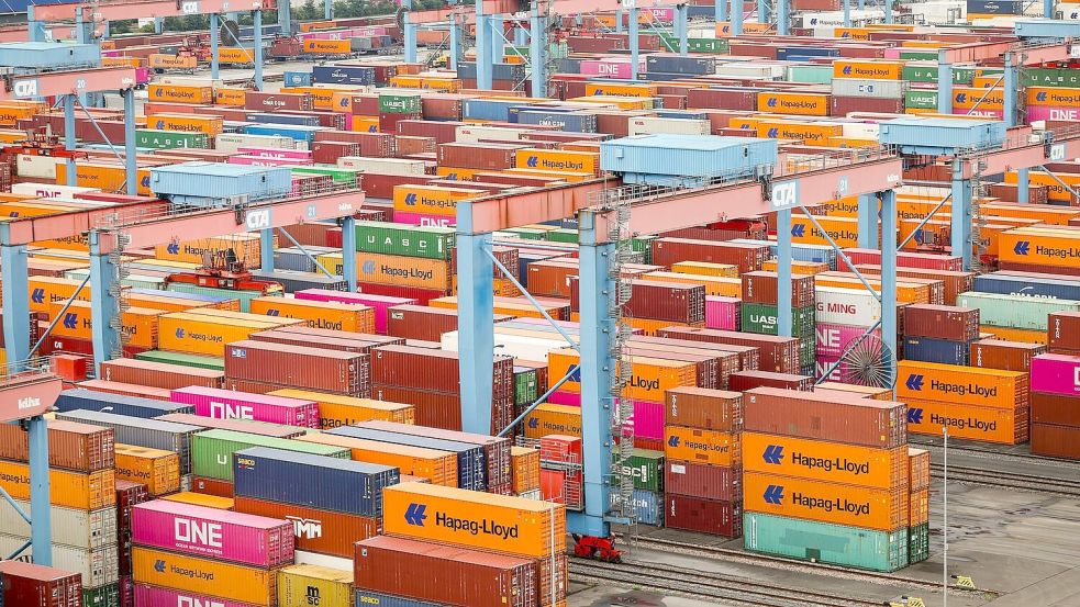 Die Exporte der deutschen Elektroindustrie haben im März deutlich angezogen. (Archivbild) Foto: Christian Charisius/dpa