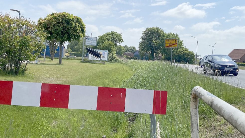 Blick auf den Ortsausgang Riepe in Richtung Gewerbegebiet. Selbst am Wochenende dominieren Autos das Bild der Straße. Foto: Christin Wetzel