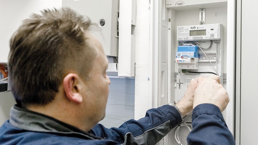 Im Haus eines Vechtaers wurde der Stromzähler getauscht und durch ein digitales Gerät ersetzt. Die EWE Netz erhob anschließend eine Gebühr von rund 20 Euro. Foto: dpa/Markus Scholz
