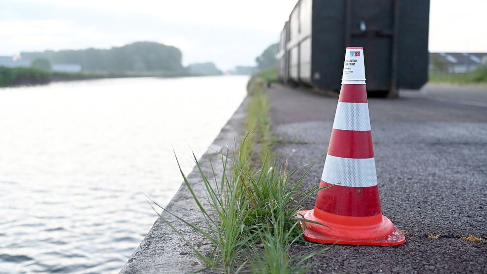 Ein Wasserfleck auf dem Pier markiert den Ort, an dem das Auto nach der Bergung aus dem Kanal abgestellt wurde. Foto: Lars Penning/dpa