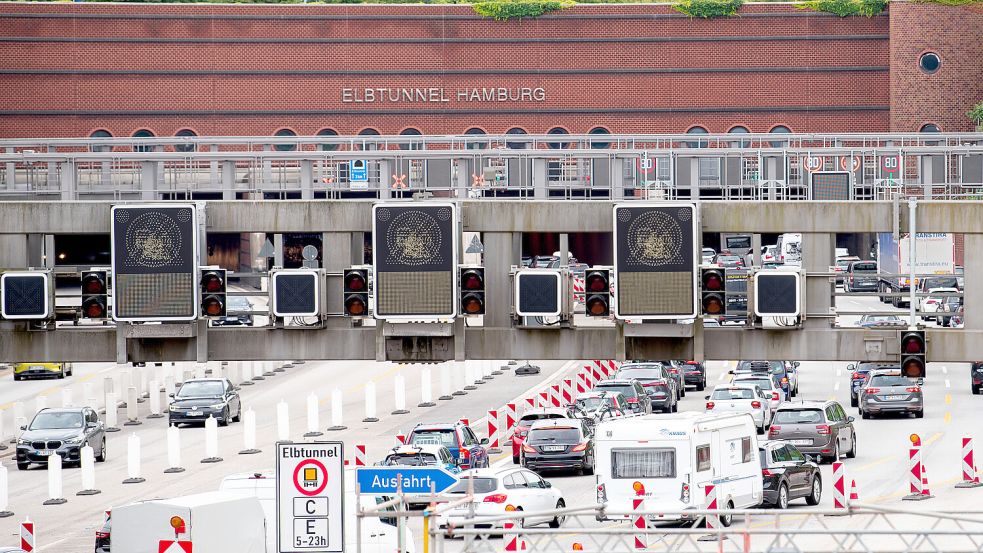 Vor dem Hamburger Elbtunnel wird gefühlt immer gebaut. Aktuell wird nördlich des Tunnels ein Deckel über der Autobahn errichtet. Foto: dpa/Daniel Bockwoldt