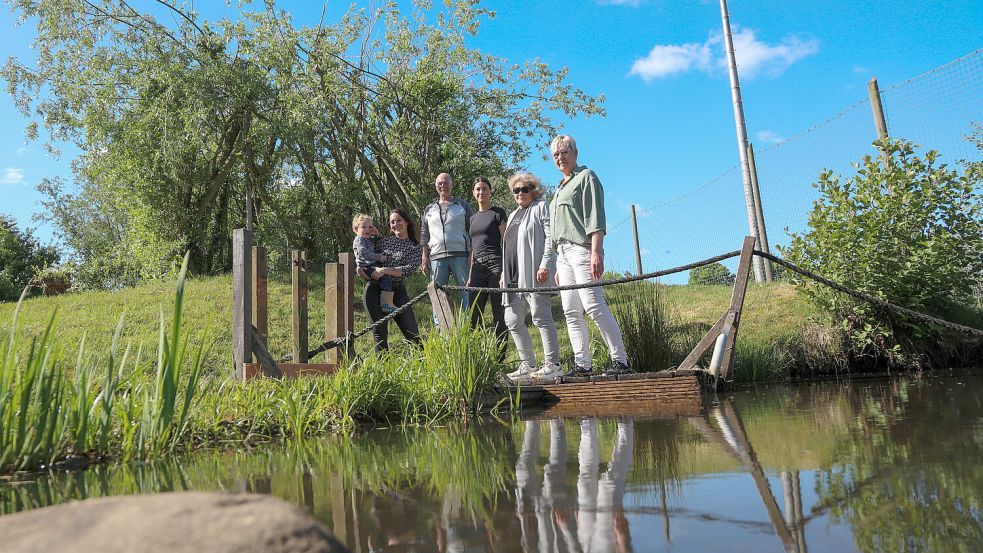 Diese Ehrenamtlichen wollen das Sand- und Water-Werk Simonswolde aufleben lassen: Lisa Post (von links), Achim Strzyzewski, Friderieke Bach, Gabriele Saathoff und Heike Post. Im Bild fehlt Cornelia de Boer. Foto: Romuald Banik