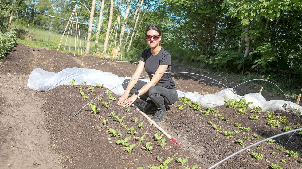 Da wächst etwas Neues: Friderieke Bach kümmert sich um die zahlreichen Beete auf dem Gelände. Foto: Romuald Banik