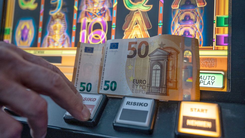Zwei 50 Euro Scheine liegen auf einem Fun-Game-Automat. Foto: DPA