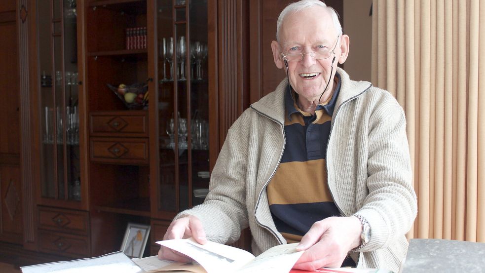 Seine Fundstücke aus der Zeit bei der SpVg Aurich bewahrt Gero Bock in einem Ordner auf. Ausgeschnittene Zeitungsartikel, Fotos oder Vereinschroniken gehören dazu. Ein Füllhorn für Geschichten und Anekdoten. Foto: Wolf-Rüdiger Saathoff