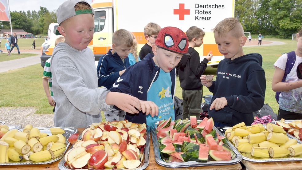 Mit Obst versorgten Mitglieder des Fördervereins der Grundschule Upgant-Schott die Kinder. Foto: Thomas Dirks