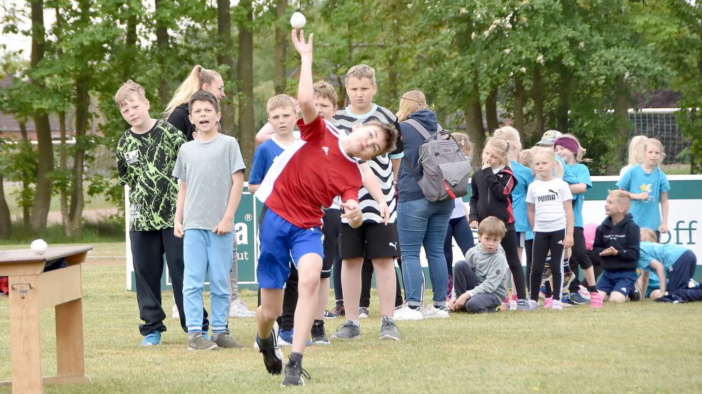 Geworfen wurde mit Schlagbällen. Foto: Thomas Dirks