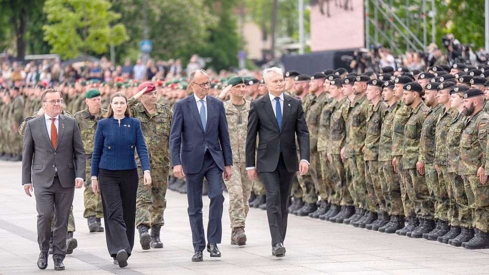 „Wer einen Verbündeten bedroht, muss wissen, dass das gesamte Bündnis gemeinsam jeden Zentimeter des Nato-Territoriums verteidigen wird“, sagte Merz bei der Aufstellung der Panzerbrigade. Foto: Michael Kappeler/dpa