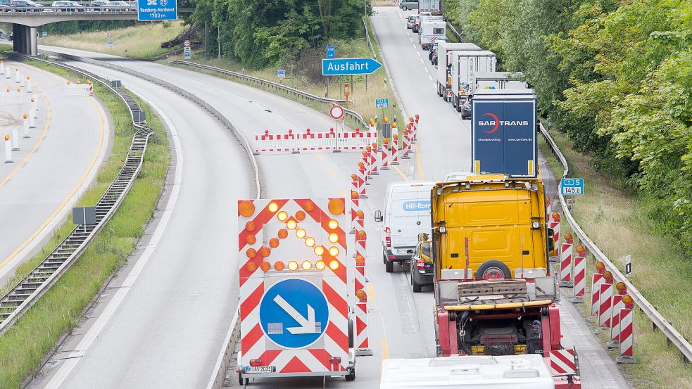 Bei Sanierungsarbeiten auf der Autobahn ist Stau quasi garantiert. Foto: dpa/ Daniel Bockwoldt