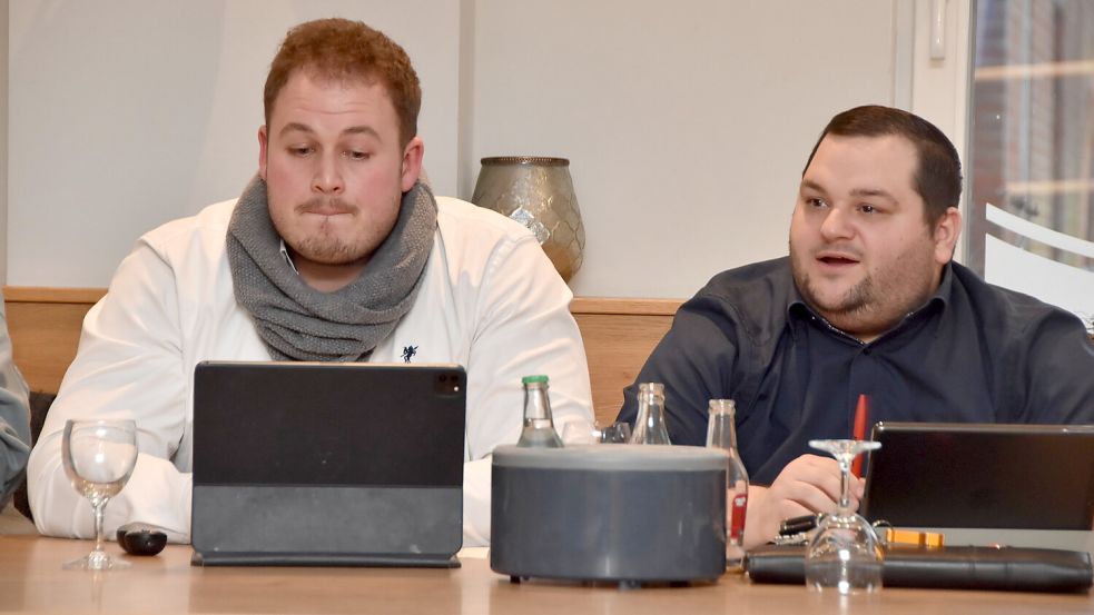 Brookmerlands Ordnungsamtsleiter Guido Feldmann, hier links im Februar dieses Jahres in einer Sitzung des Sozialausschusses neben dessen Vorsitzenden Heiner Kuske, wird die Beiratswahlen leiten. Foto: Thomas Dirks