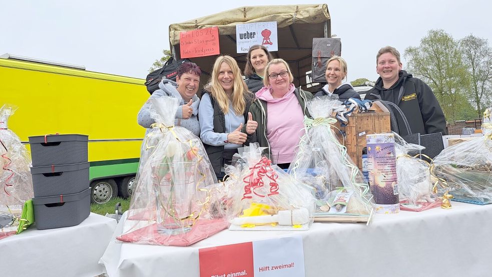 Das Organisationsteam des Abschlussballs bot auf dem Bagbander Markt eine Tombola an. Foto: privat
