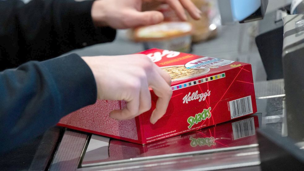 Eine Packung „Smacks“ darf nicht fehlen beim Einkauf - so geht es manch Verbraucher in Deutschland. Foto: Sven Hoppe/dpa