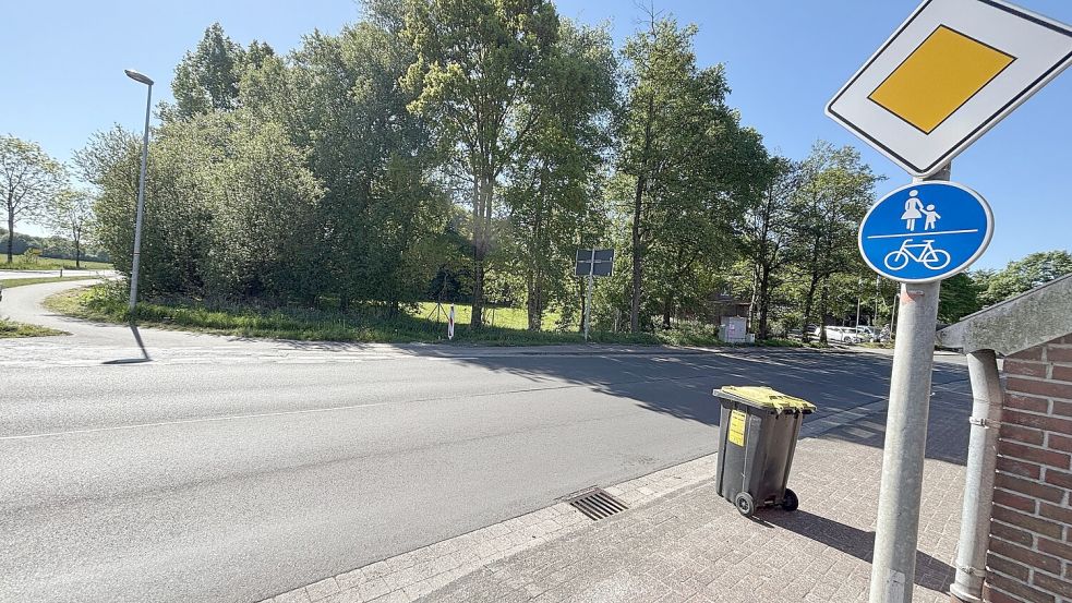 Dieses Verkehrsschild am Ortseingang von Ochtelbur ist eines der wenigen, die derzeit auf den Fuß-Radweg hinweisen. Der Weg ist jedoch schmal und in die Jahre gekommen, wenn wie im Bild Mülltonnen dazu kommen, wird es eng. Foto: Christin Wetzel