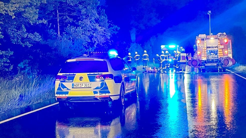 Nach dem Unfall war die Bundesstraße 72 voll gesperrt. Die Feuerwehr half, den Fahrer zu befreien. Foto: Feuerwehr