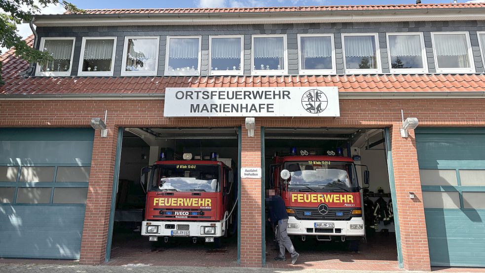 Die alten Feuerwehrfahrzeuge, das LF 8 (links) und das TLF (rechts) passen ins Marienhafer Gerätehaus. Das neue LF 20 ist dafür zu hoch. Foto: Thomas Dirks