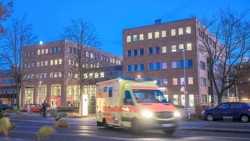 •Ein Rettungswagen verlässt die UEK Aurich. Das Auricher Krankenhaus und seine Notaufnahme sollen 2029 geschlossen werden. Foto: Romuald Banik
