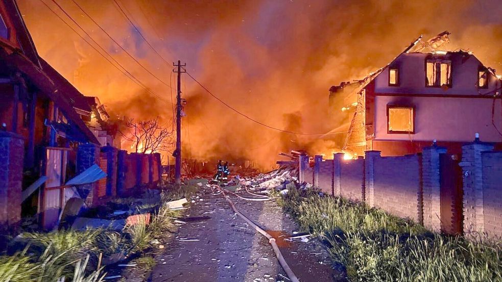 Allein in der Region Kiew starben bei den russischen Luftangriffen mehrere Menschen. Foto: Uncredited/Ukrainian Emergency Service/AP/dpa