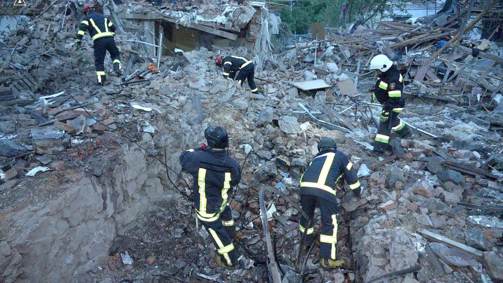 Der ukrainische Zivilschutz spricht von zahlreichen Toten und Verletzten nach Luftalarm im ganzen Land. Foto: Uncredited/Ukrainian Emergency Service/AP/dpa