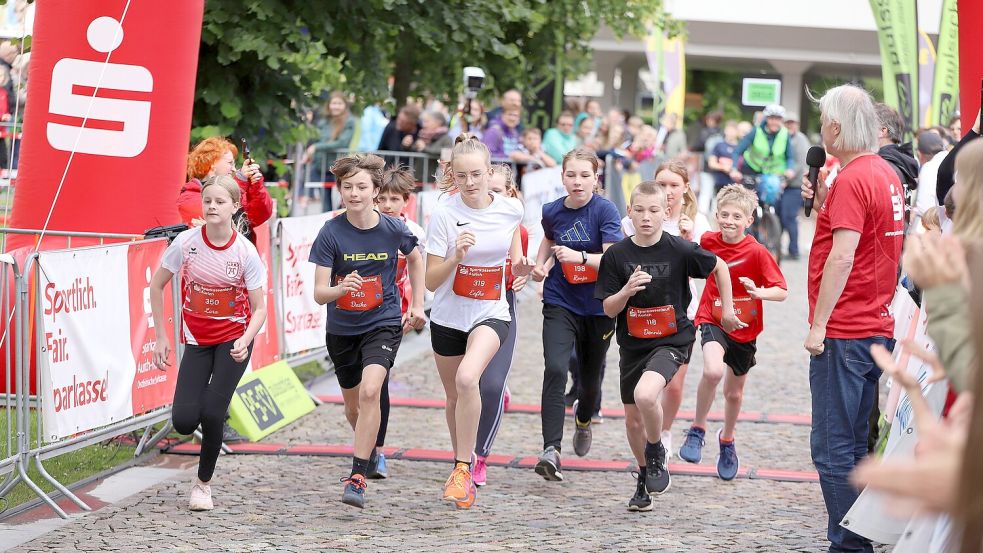 Beim Sparkassenlauf in Aurich sind auch junge Läufer dabei. Wie hier im vergangenen Jahr. Foto: Wilfried Gronewold/Archiv