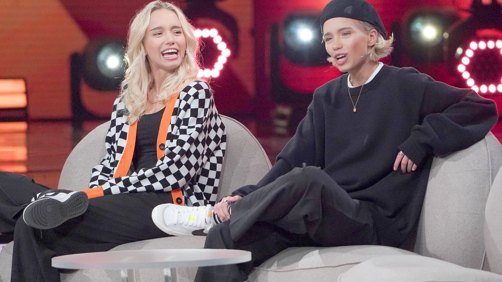 Die Influencerin Lisa Mantler und ihre Schwester Lena. Foto: Jörg Carstensen/dpa