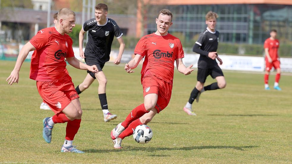 Demonstrierten im letzen Heimspiel der SpVg Spielfreude: Keno Buß (links) und Klaas Folkerts. Foto: Wilfried Gronewold