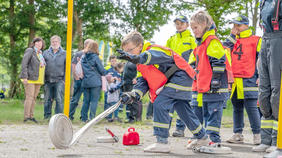 Je nach Alter der Kinder gab es unterschiedliche Ansprüche an die Ausführung der Aufgabe. Hier war die Kinderfeuerwehr aus Hinte am Start. Foto: Folkert Bents