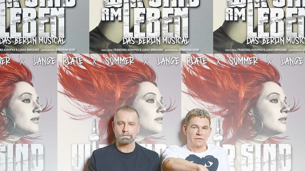 Ulf Leo Sommer und Peter Plate sitzen vor Plakaten ihres neuen Musical-Projekts. Foto: Ferran Casanova/Theater des Westens/dpa