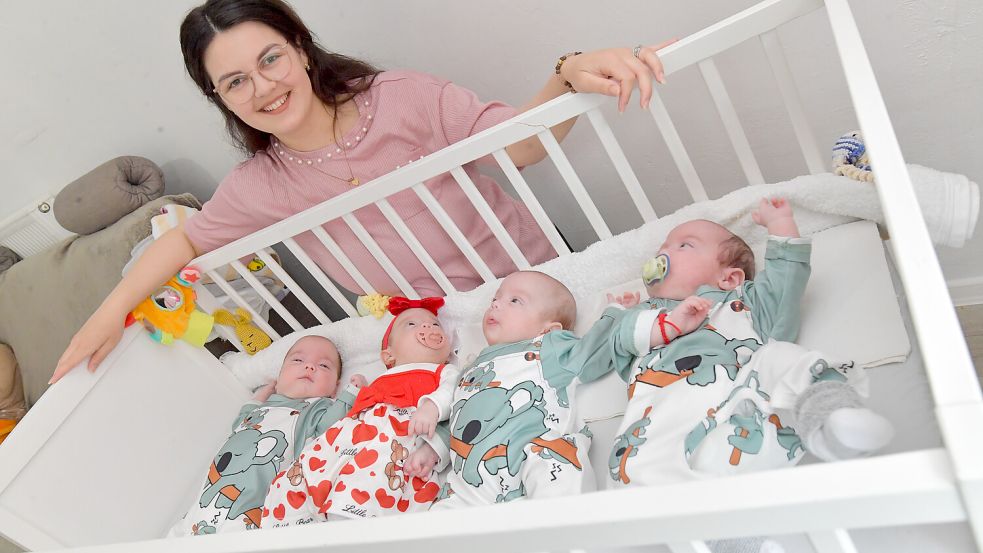 Im Alltag ist die junge Familie oft auf sich allein gestellt. Unterstützung bekommt sie jedoch von einer Familienhebamme und einer Haushaltshilfe. Foto: Klaus Ortgies