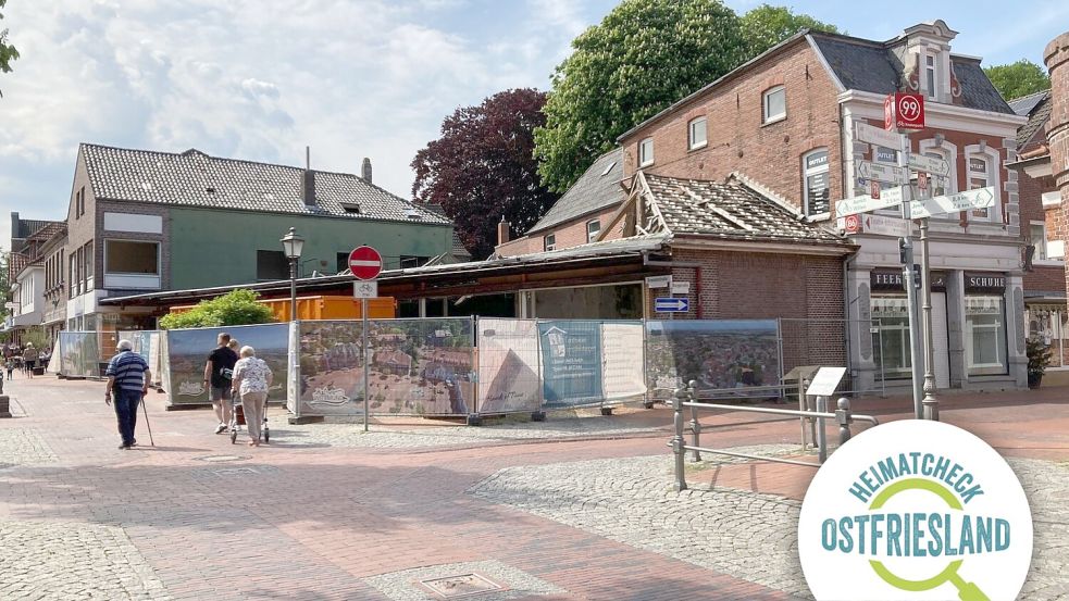Dieses Bild am Eingang zur Wittmunder Fußgängerzone entstand im Mai 2022. Die Baustelle liegt auch heute – drei Jahre später – noch brach. Foto: Imke Oltmanns
