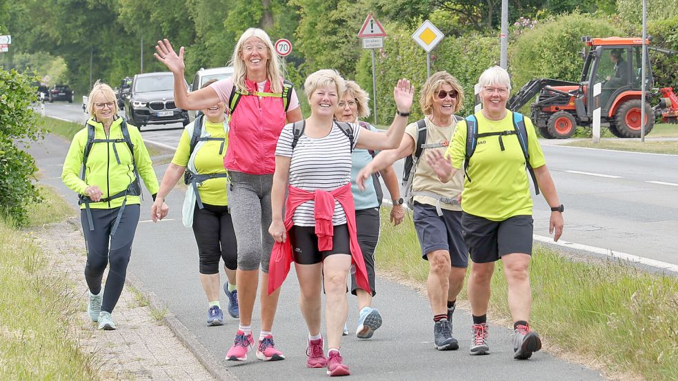 Eine Wandergruppe aus Südbrookmerland ungefähr drei Kilometer vor dem Ziel. Fotos: Helmut Vortanz