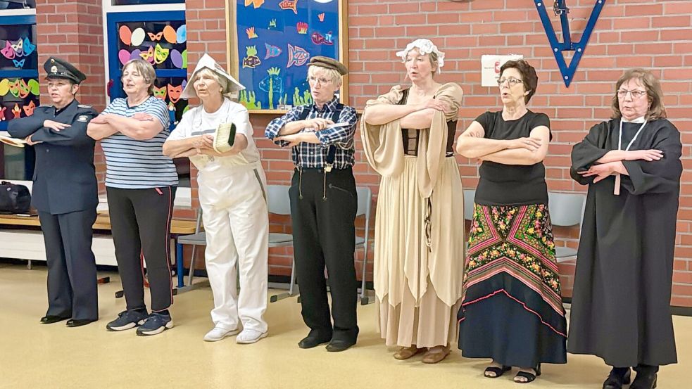 Bei der Feier zum 40-jährigen Bestehen des Fördervereins der Grundschule Moorhusen trat auch die Theatergruppe auf und erfreute die Besucher mit mehreren humorvollen Darbietungen. Die Gruppe tritt schon seit Jahren bei öffentlichen und privaten Feiern auf und bekam als Dank ein Präsent. Foto: privat