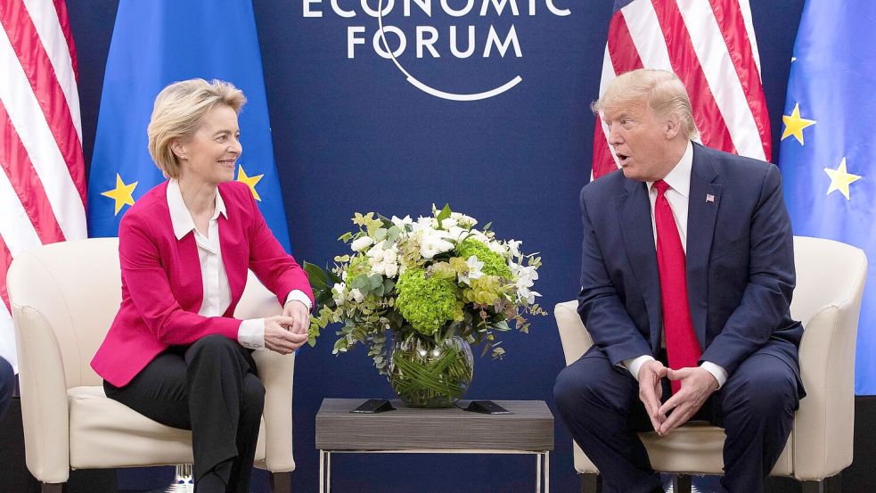 EU-Kommissionschefin Ursula von der Leyen (l) und US-Präsident Donald Trump (Archivbild) Foto: Evan Vucci/AP/dpa