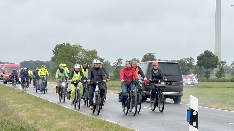 Gut eingepackt machten die Radler sich am Sonntagvormittag im Regen auf ihre Protestfahrt, hier an der K 111. Foto: Karin Böhmer