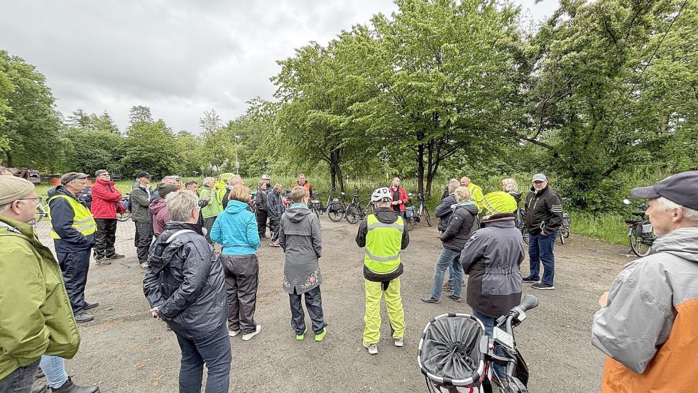 In Simonswolde wurde noch eine Reihe von Mitfahrern eingesammelt, bevor es weiter nach Oldersum ging. Zufällig war in Simonswolde auch Bauernmarkt. Foto: Karin Böhmer