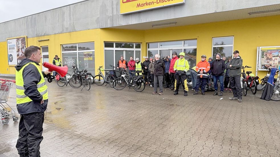 Volker Degner (CDU) vom Riepster Ortsrat begrüßte die Teilnehmer am Startpunkt in Riepe. Foto: Karin Böhmer