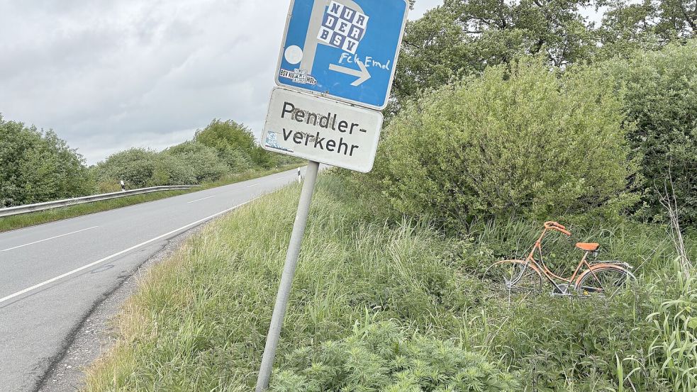 Am Pendlerparkplatz steht eines der Räder, die derzeit ein wenig im Bewuchs untergehen. Foto: Karin Böhmer