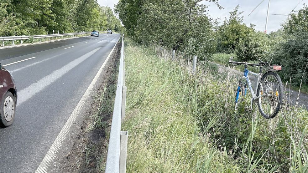 Im Bereich der schmalen Brücke über die Autobahn sind mehrere Räder an Pfosten und am Zaun aufgehängt worden. Foto: Karin Böhmer