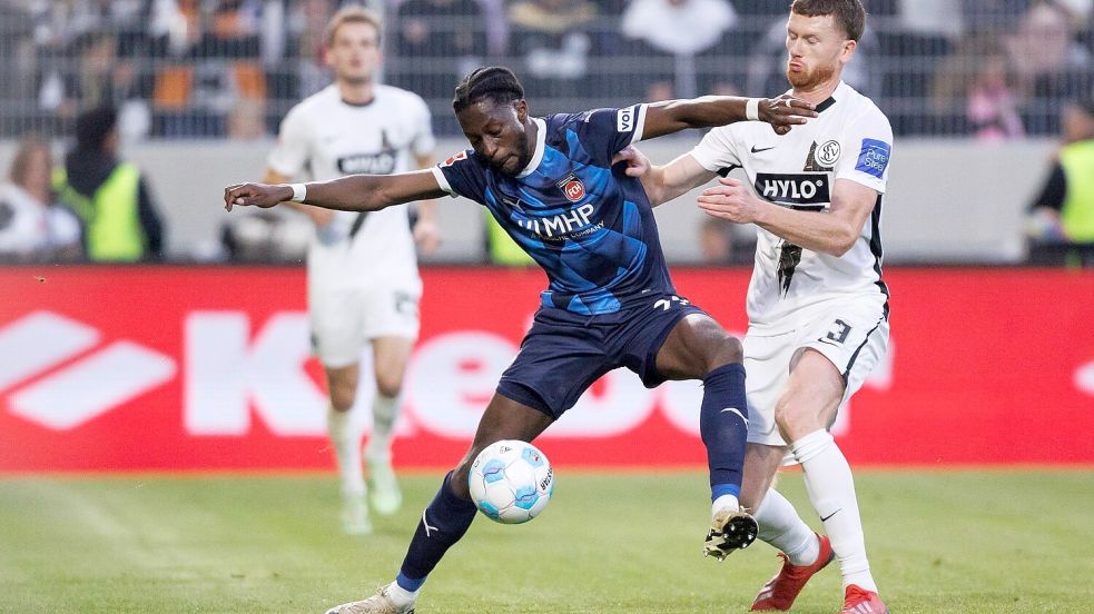 Der gebürtige Osnabrücker und Ex-VfLer Omar Traoré (li.) und der 1. FC Heidenheim lieferten sich mit der SV Elversberg ein hart umkämpftes Relegations-Duell. Foto: IMAGO/Eibner