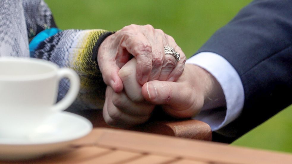 Wenn der Mensch, den man liebt, an Demenz erkrankt, verändert das alles. Foto: DPA